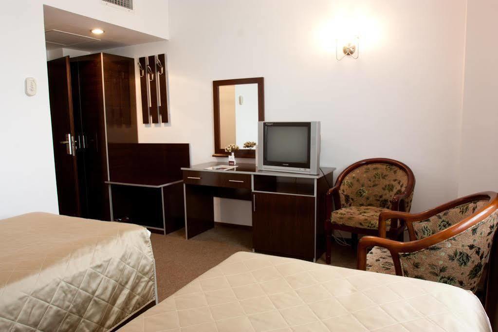 Denisa Hotel 奥托佩尼 外观 照片