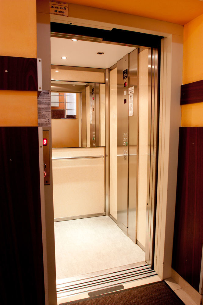 Denisa Hotel 奥托佩尼 外观 照片